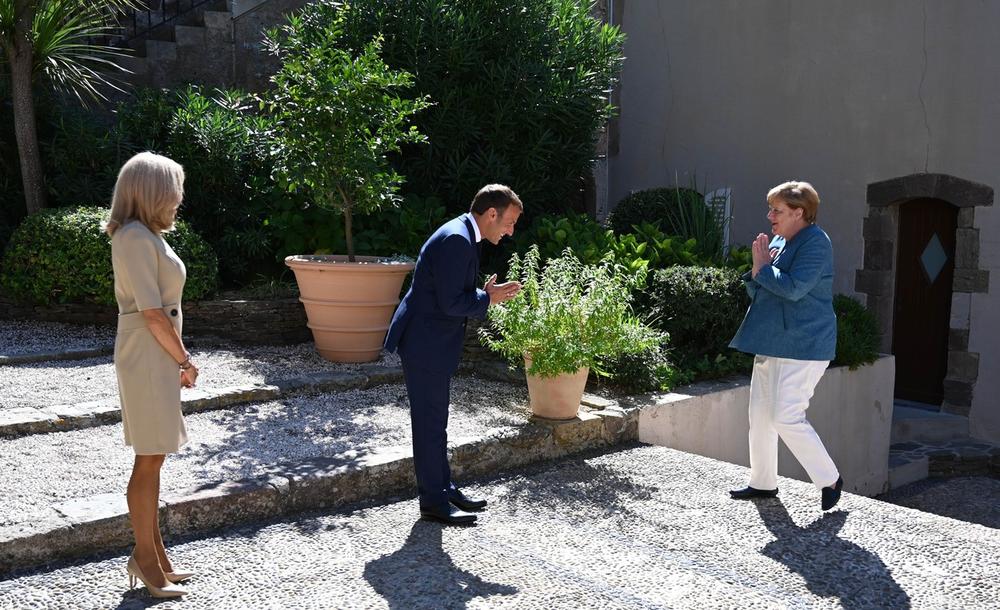 <p>Francuski predsednik i prva dama <strong>Emanuel i Brižit Makron </strong>dočekali su srdačno nemačku kancelarku <strong>Angelu Merkel </strong>u jednom dvorcu na jugoistoku Francuske.</p>