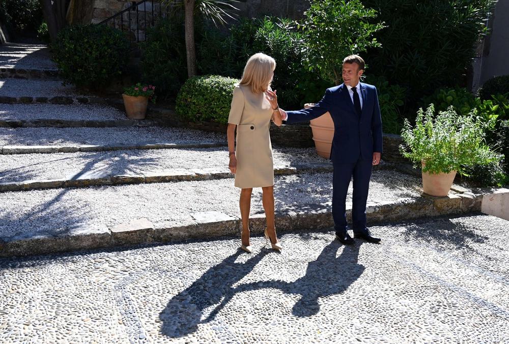 <p>Francuski predsednik i prva dama <strong>Emanuel i Brižit Makron </strong>dočekali su srdačno nemačku kancelarku <strong>Angelu Merkel </strong>u jednom dvorcu na jugoistoku Francuske.</p>