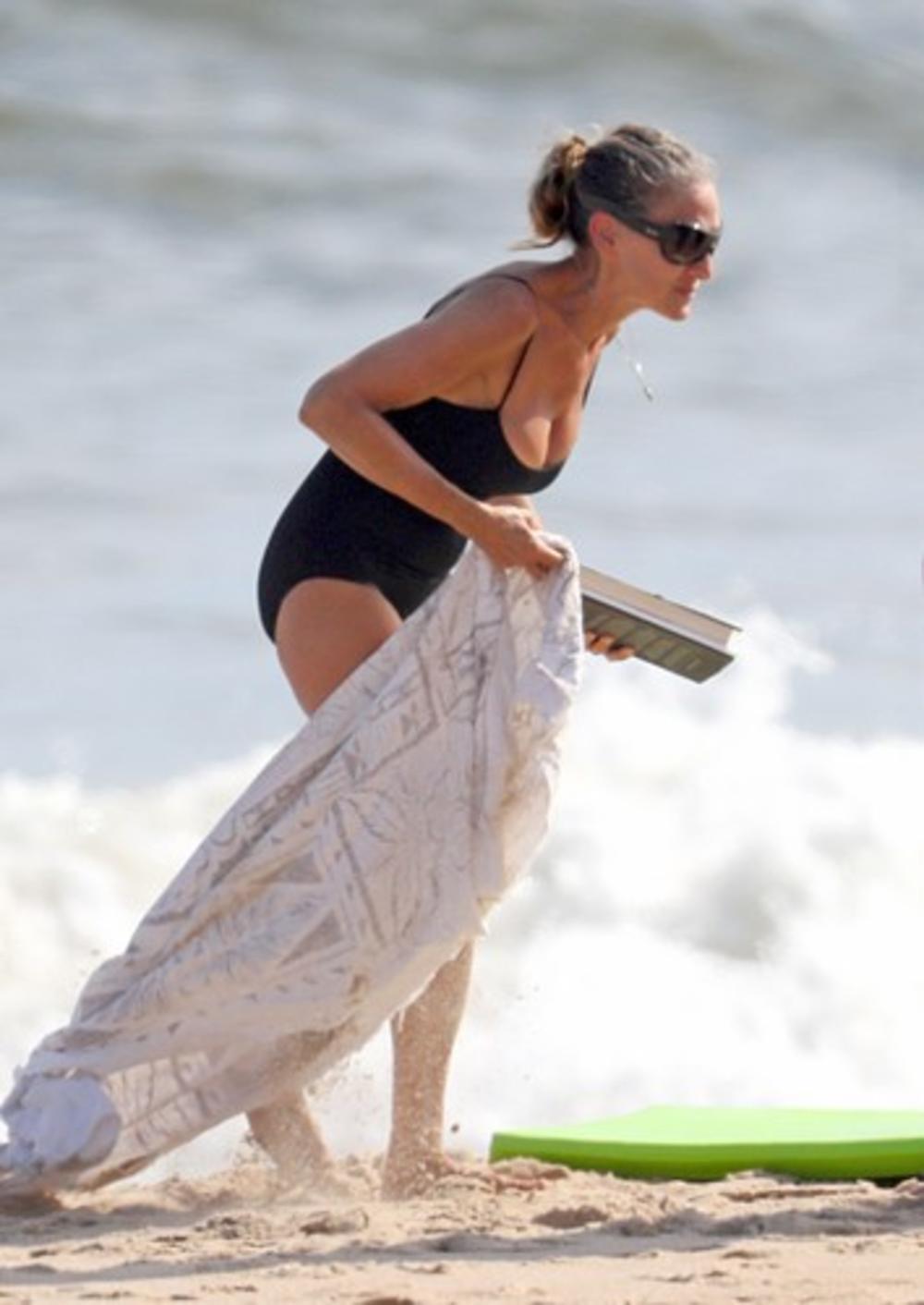<p>Sara Džesika Parker uživala je na plaži u Hemptonsu i pokazala svoju zategnutu liniju.</p>
