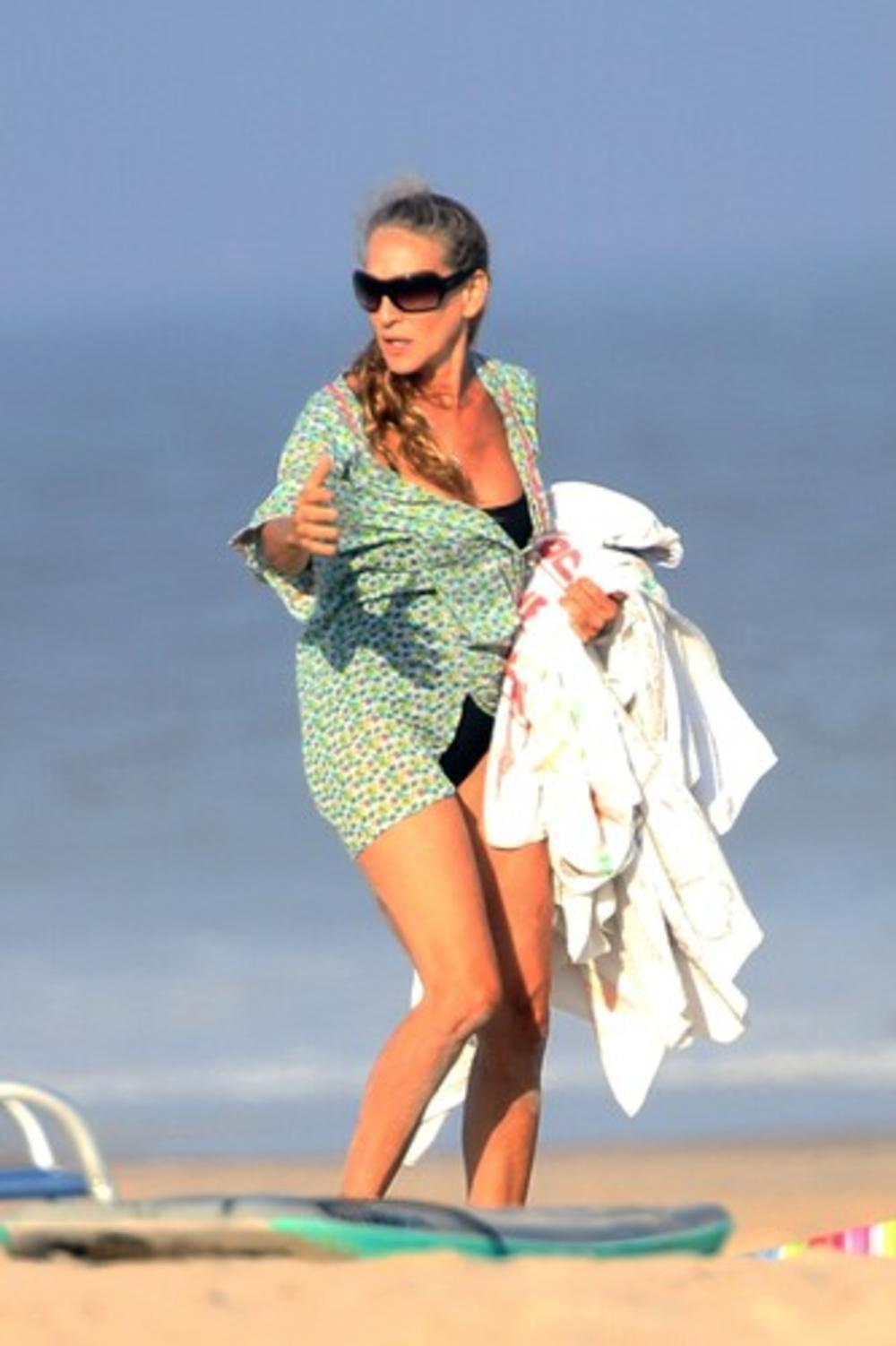 <p>Sara Džesika Parker uživala je na plaži u Hemptonsu i pokazala svoju zategnutu liniju.</p>