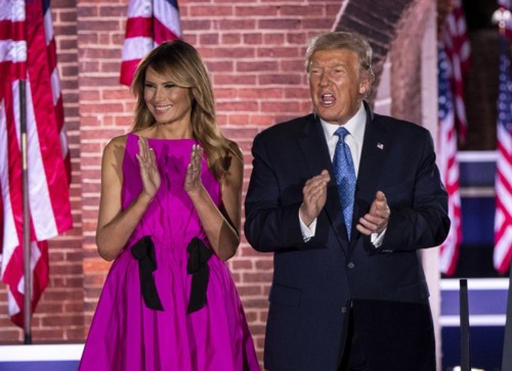<p>Dok američka javnost polemiše o "ratničkom" izdanju supruge<strong> Donalda Trampa</strong>, ona je pripremila još jednu odevnu kombinaciju koja ostavlja snažan utisak</p>