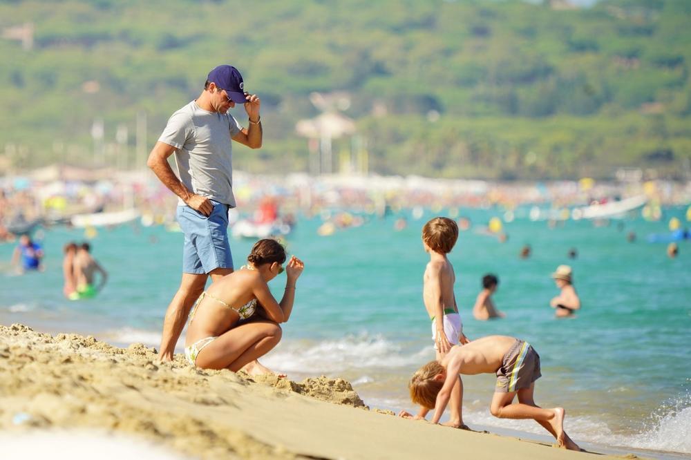 <p>Dok njegove kolege biju bitke na US openu, Rodžer Federer se baškari na luksuznoj jahti i uživa u pesku Sen Tropea.</p>