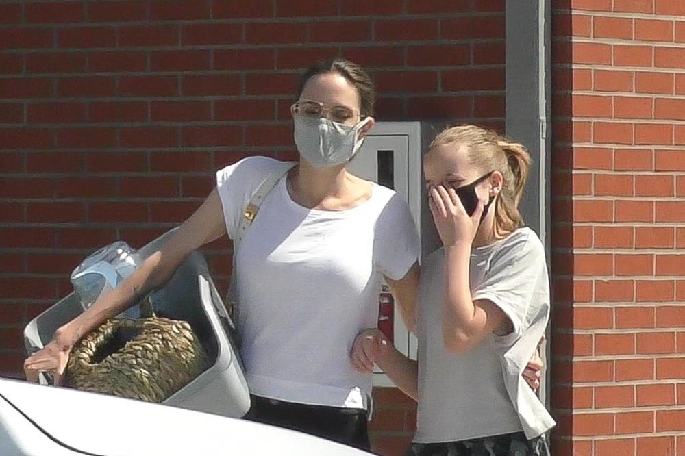 <p>Anđelina Džoli uslikana je sa ćerkom Vivijen prilikom šopinga u Los Anđelesu.</p>