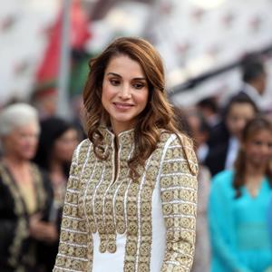 MODNA POČAST I DIVNA SIMBOLIKA: Prelepa kraljica Ranija obukla POSEBNU rođendansku haljinu ― i poslala SNAŽNU poruku