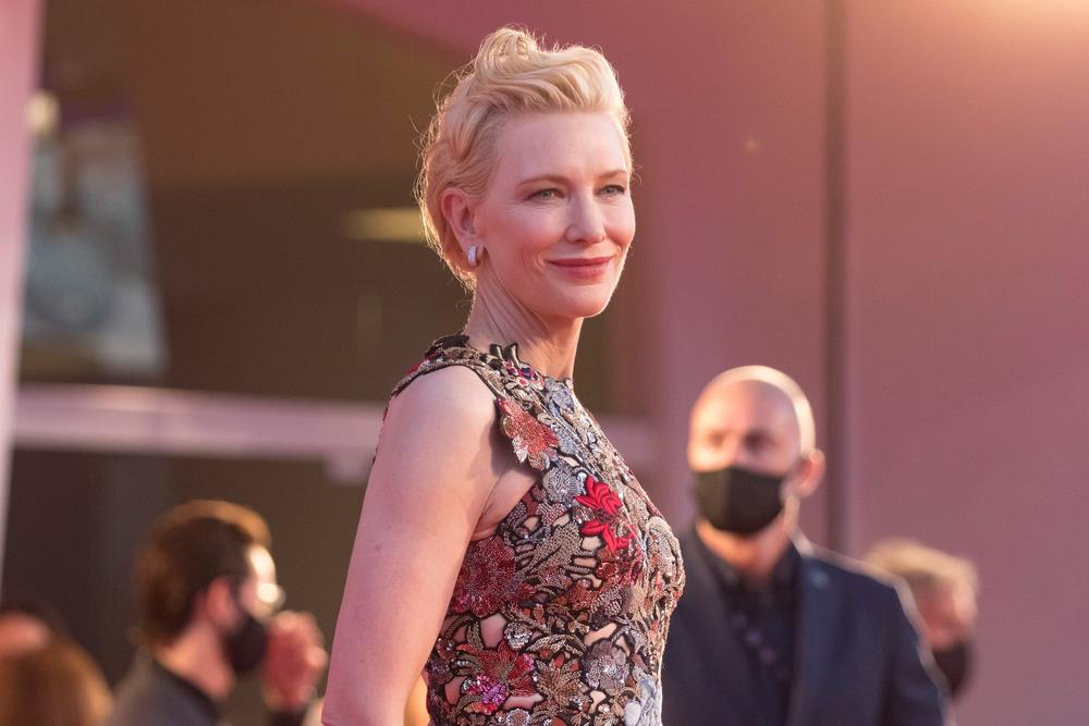 <p>Australijska glumica je za svoja dva dosadašnja pojavljivanja na crvenom tepihu na 77. Međunarodnom filmskom festivalu u Veneciji odabrala odeću koju je već nosila — i oba puta zasenila sve prisutne dame</p>