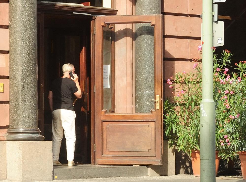 <p>Manekenka <strong>Nikol Poturalski</strong>, koja je širom sveta postala poznata po ljubavnoj vezi sa <b>Bredom Pitom</b>, viđena je ispred restorana svog supruga u Berlinu.</p>