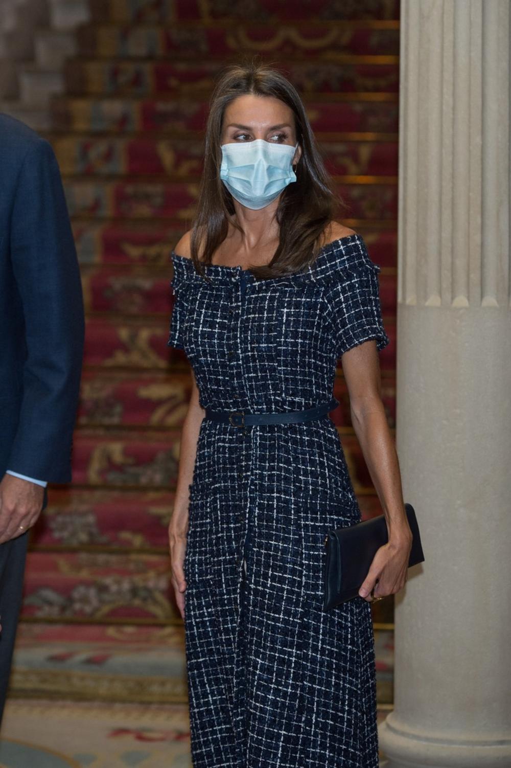 <p>Lepa kraljica poznata je po tome da voli da "reciklira" već nošenu garderobu, pa je tako i sada ponela već poznatu haljinu</p>