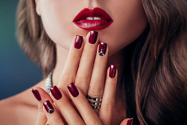 Pristaje svim dužinama noktiju, a čini da svaka žena izgleda MOĆNO: Boja manikira koja će biti vodeći trend u 2026.