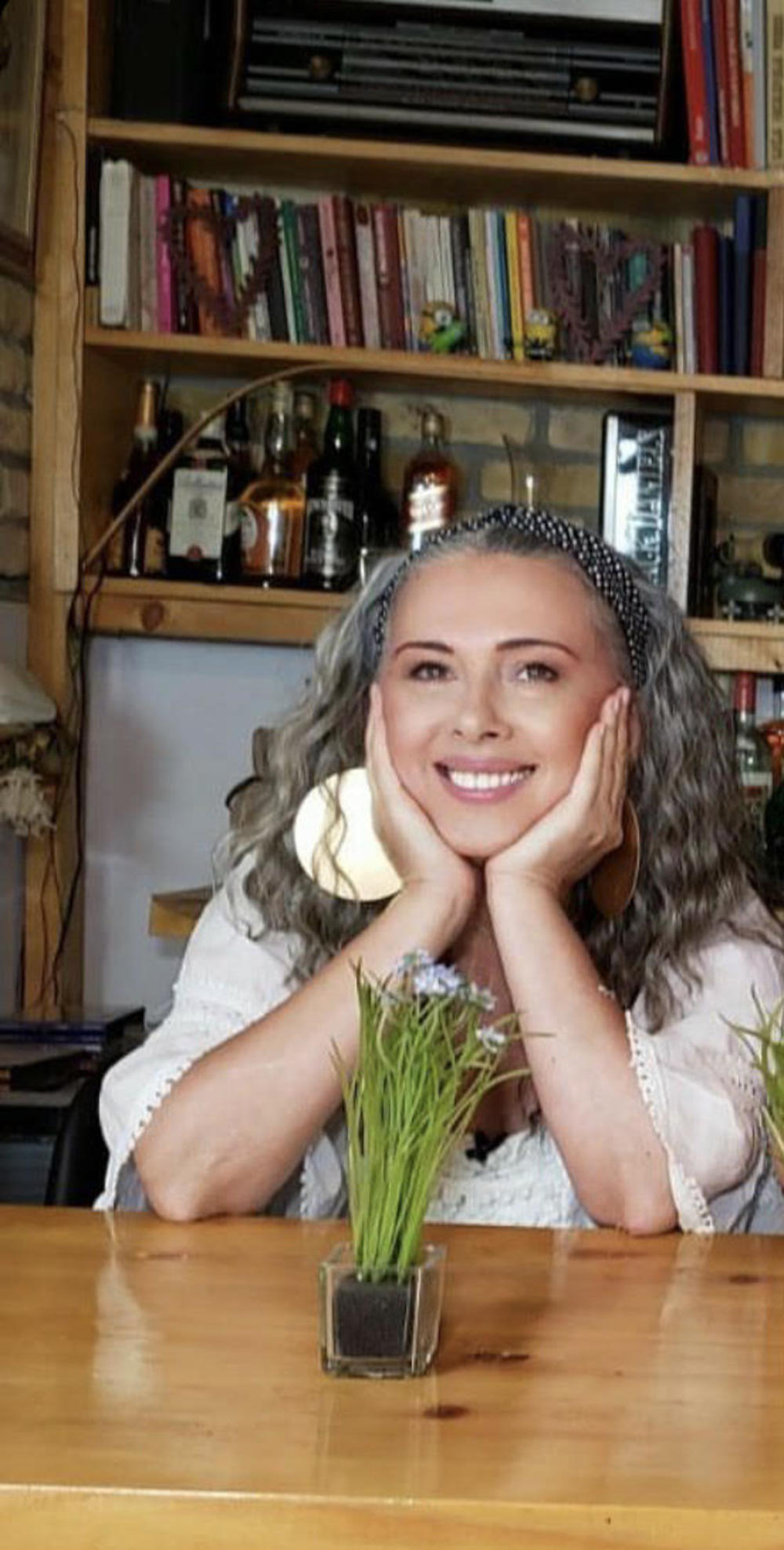 <p>Popularna finalistkinja druge sezone emisije "Nikad nije kasno", otmena beogradska dama i današnji predstavnik starogradske muzike, Zorica Akerman donosi nam svoju vrlo upečatljivu životnu priču.</p>