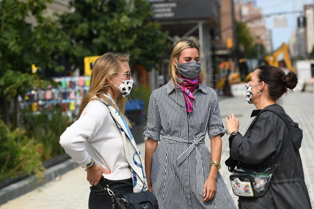 <p>Na njujorškim ulicama u vreme Fashion Week-a uvek je nešto što nadmaši sva očekivanja! Zaljubljenice u modu i trendove nastavljaju sa street style avanturom koja je opčinila devojke i žene širom sveta, a u galeriji pogledajte kako izgleda jedan sasvim (ne)običan modni dan u Njujorku:</p>