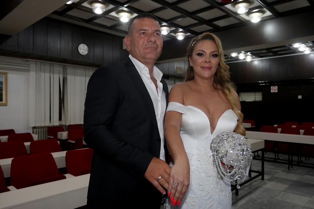 <p>Pevačica <strong>Biljana Sečivanović</strong> odlučila je da pre nekoliko dana izgovori sudbonosno da svom partneru <strong>Aleksandru Nediću</strong>, za kog je verena od 2018. godine.</p>