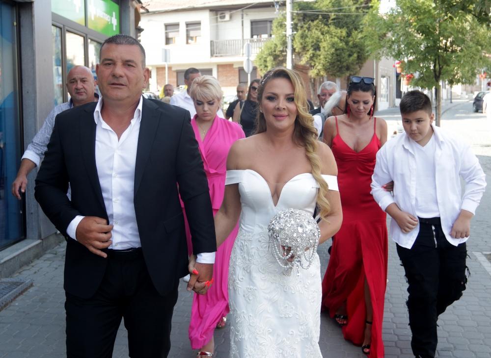 <p><br />
Biljana Sečivanović (44) udala se danas, 19. septembra, za dugogodišnjeg partnera Aleksandra Nedića.</p>