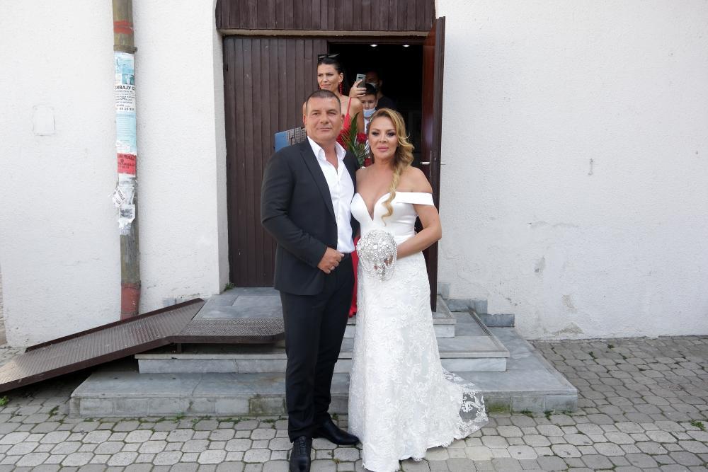 <p><br />
Biljana Sečivanović (44) udala se danas, 19. septembra, za dugogodišnjeg partnera Aleksandra Nedića.</p>