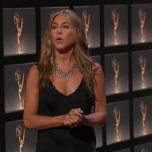 NOSI JE I DAN-DANAS: Dženifer Aniston ukrala je ovu haljinu sa seta "Prijatelja" (VIDEO)