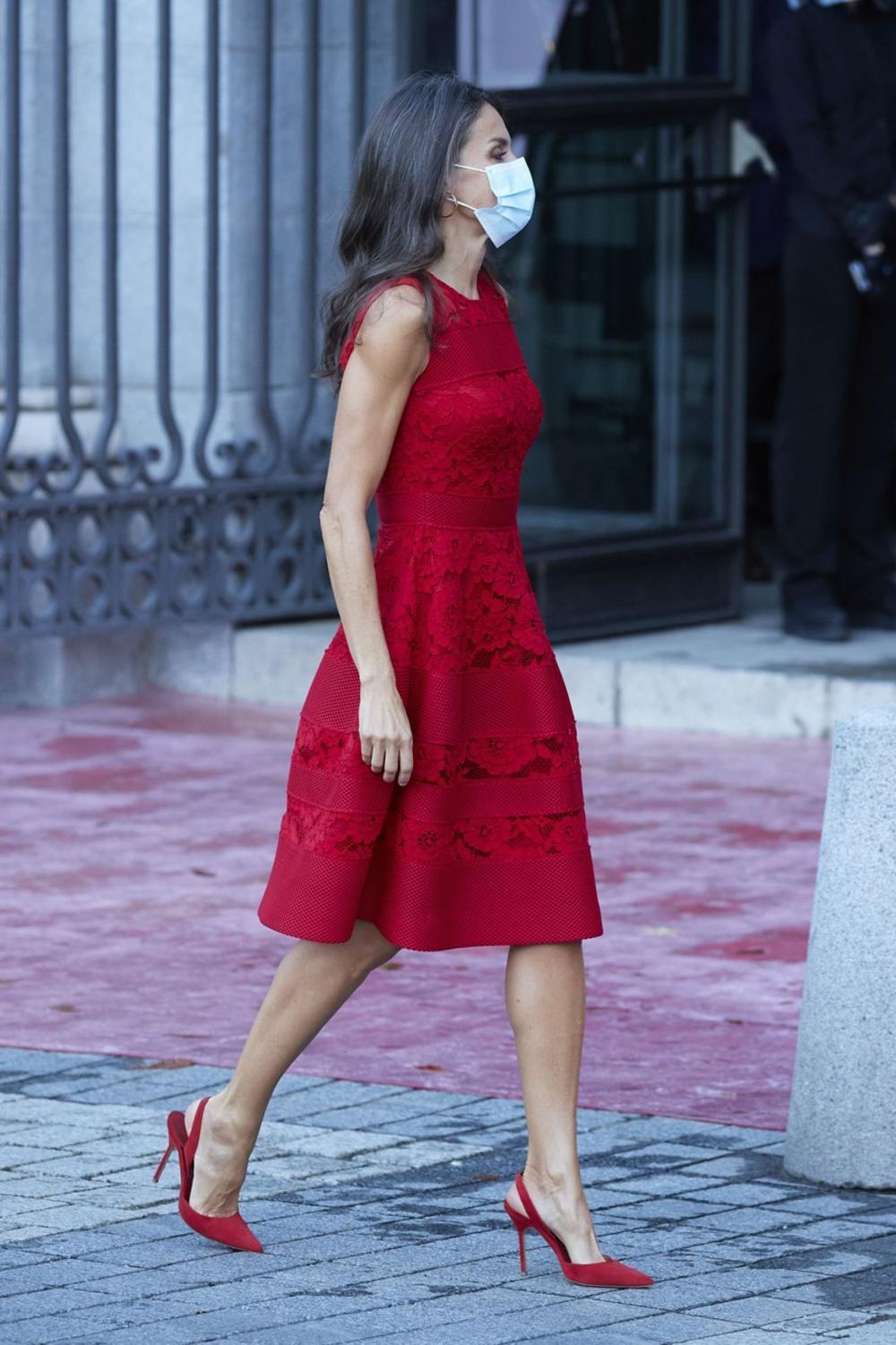 <p>Popularno nazvana "kraljicom reciklirane garderobe", španska lepotica još jednom je izvukla iz ormara proverenu kombinaciju u boji vatre</p>