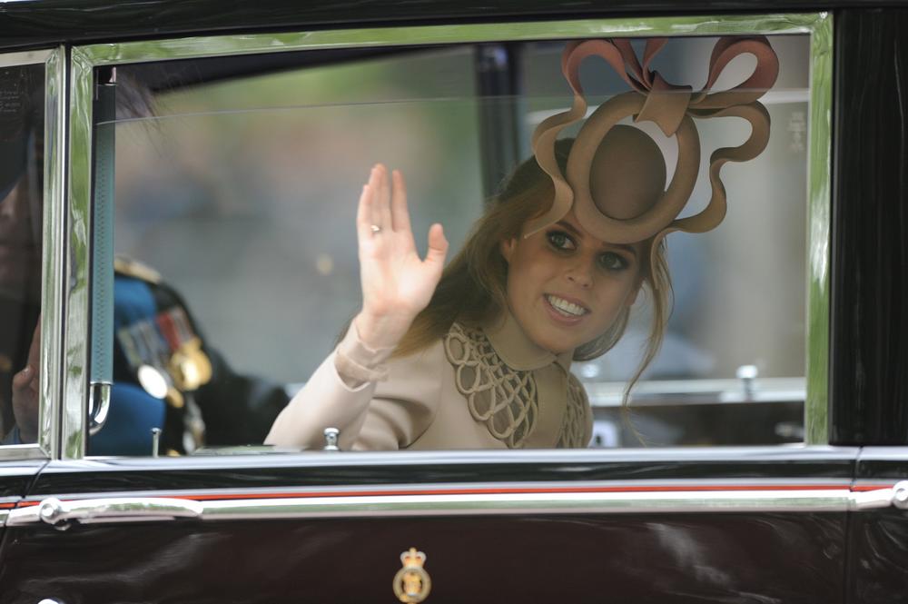 <p>Jedan od trenutaka koji je na venčanju princa Vilijama i Kejt Midlton 2011. privukao najviše pažnje definitivno je bilo pojavljivanje princeze Beatris, koja je nosila šešir za koji javnost nije mogla da se dogovori je li remek-delo ili — urnebesan</p>