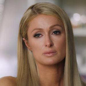 20 GODINA SE PRETVARALA DA JE "GLUPA PLAVUŠA": ŠOK DECENIJE — ovo je PRAVI glas Paris Hilton! (VIDEO)