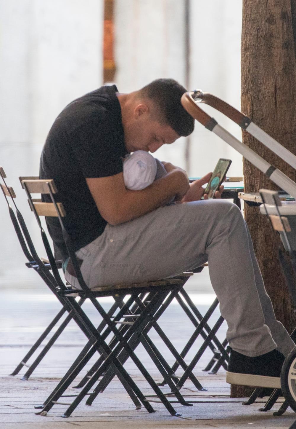 <p>Fudbaler i manekenka uživaju u društvu svog sinčića Alekseja, a u Madridu su viđeni tokom toplih porodičnih trenutaka</p>