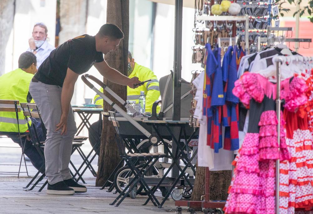 <p>Fudbaler i manekenka uživaju u društvu svog sinčića Alekseja, a u Madridu su viđeni tokom toplih porodičnih trenutaka</p>