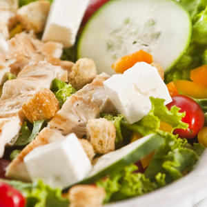 POŽURITE DOK SU PAPRIKE OVAKO SLATKO I MIRIŠLJAVE! Brza obrok-salata s piletinom koju ćete praviti često (RECEPT)