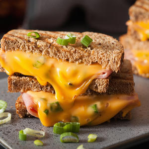 Spremite luk i šunku pa ih dobro zagrejte u hlebu: Brzi tost sendviči koji će vas maksimalno zasititi (Recept)