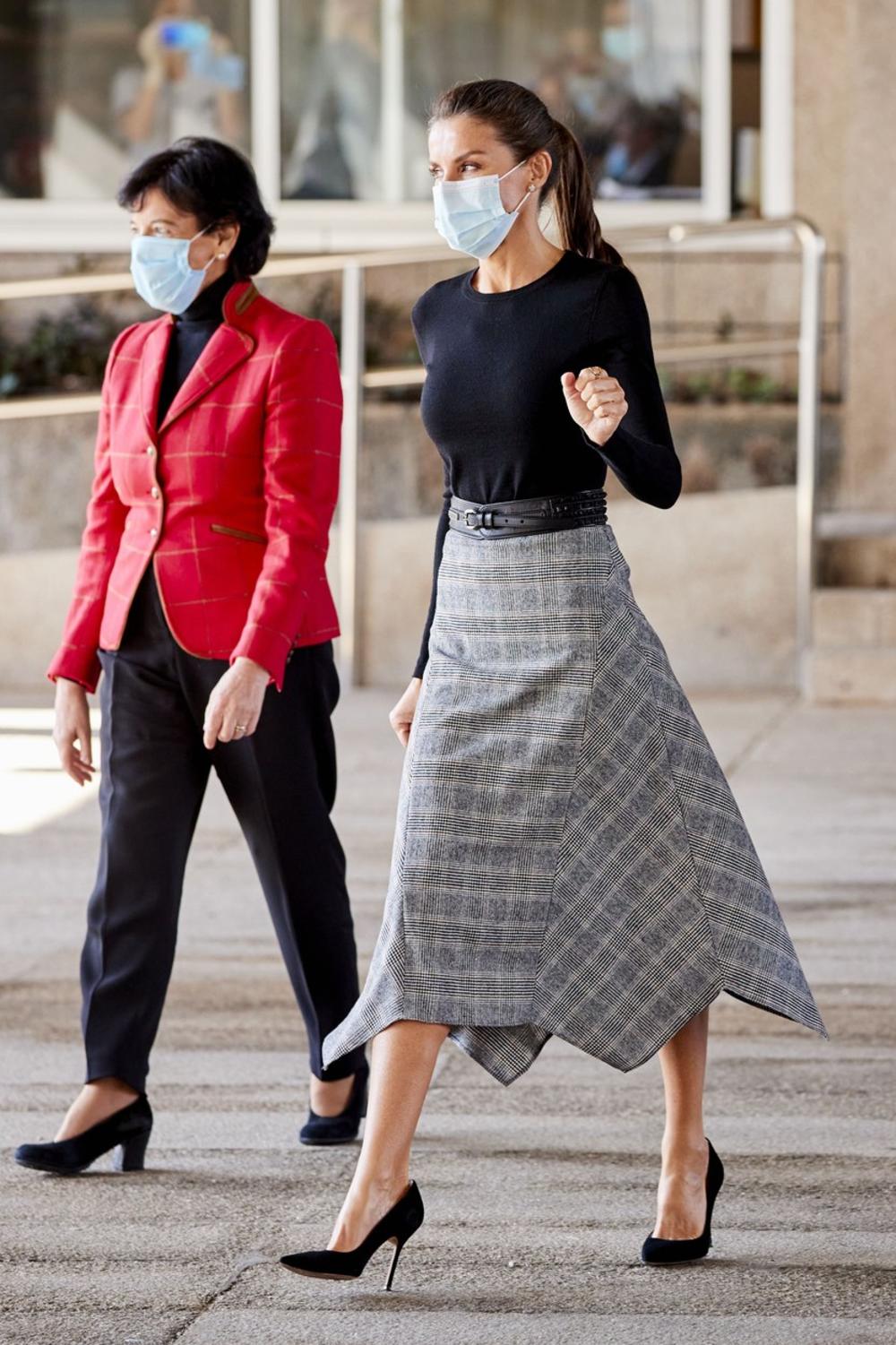 <p>Španska kraljica Leticija uveliko je zakoračila u modnu jesenju sezonu i definitivno zaintrigirala zaljubljenice u modu!</p>
