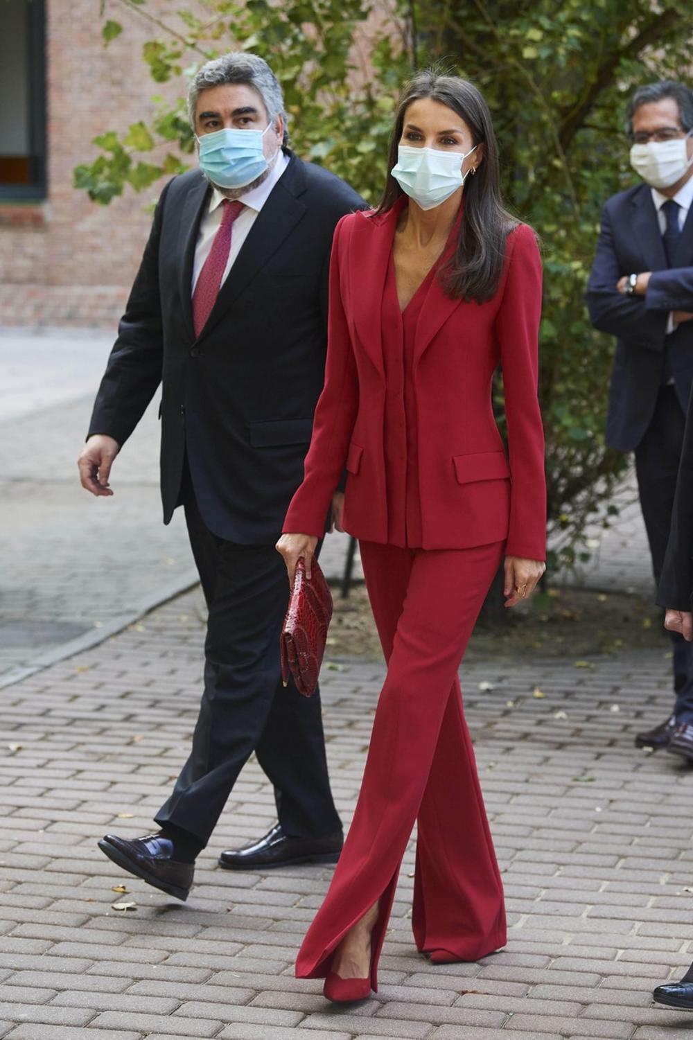 <p>Španska kraljica <strong>Leticija </strong>pojavila se jednom sastanku u Madridu u šik poslovnoj kombinaciji!</p>