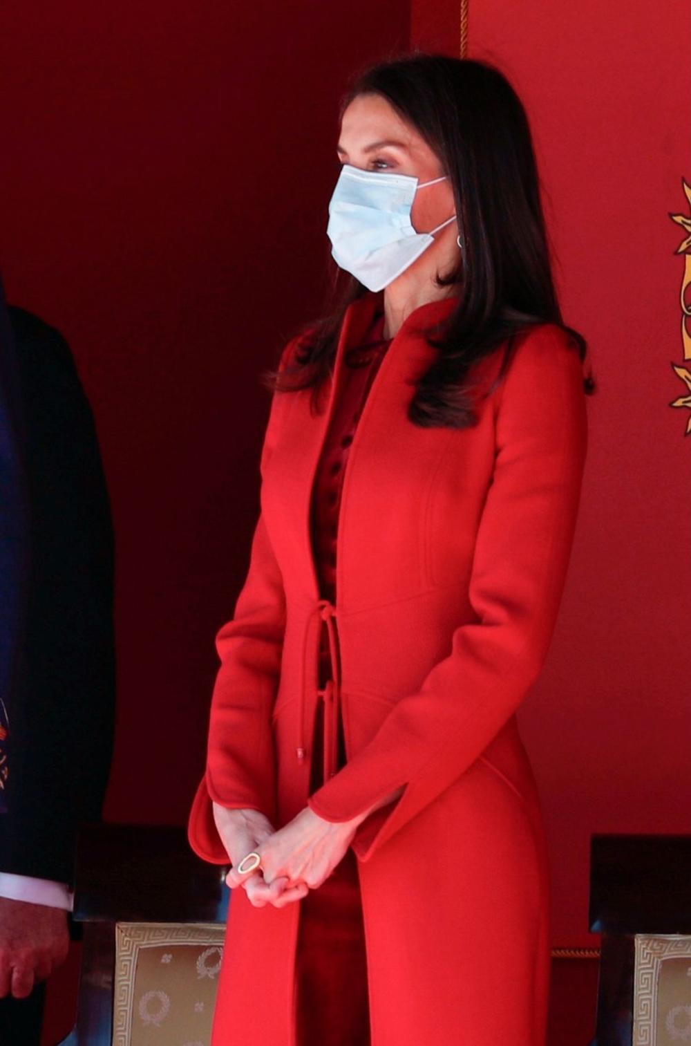 <p>Crvena haljina, crveni kaput — još jedno viđeno, ali ništa manje efektno izdanje španske kraljice</p>