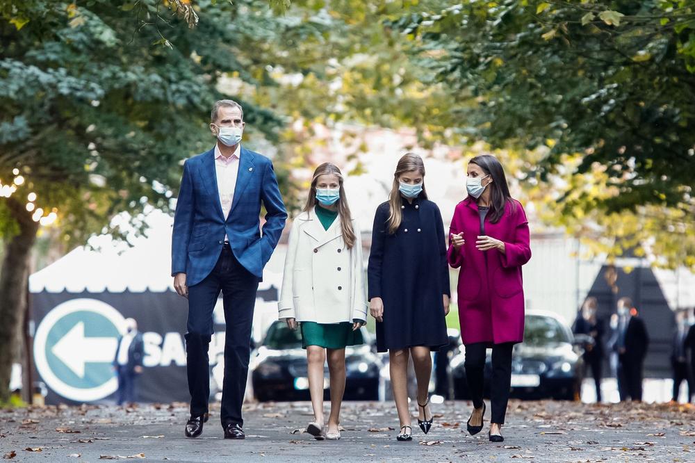 <p>Španska kraljevska porodica ponovo se zajedno pojavila u javnosti, a kralj Felipe VI i njegove dame ponovo su sve oduševili izborom odeće</p>