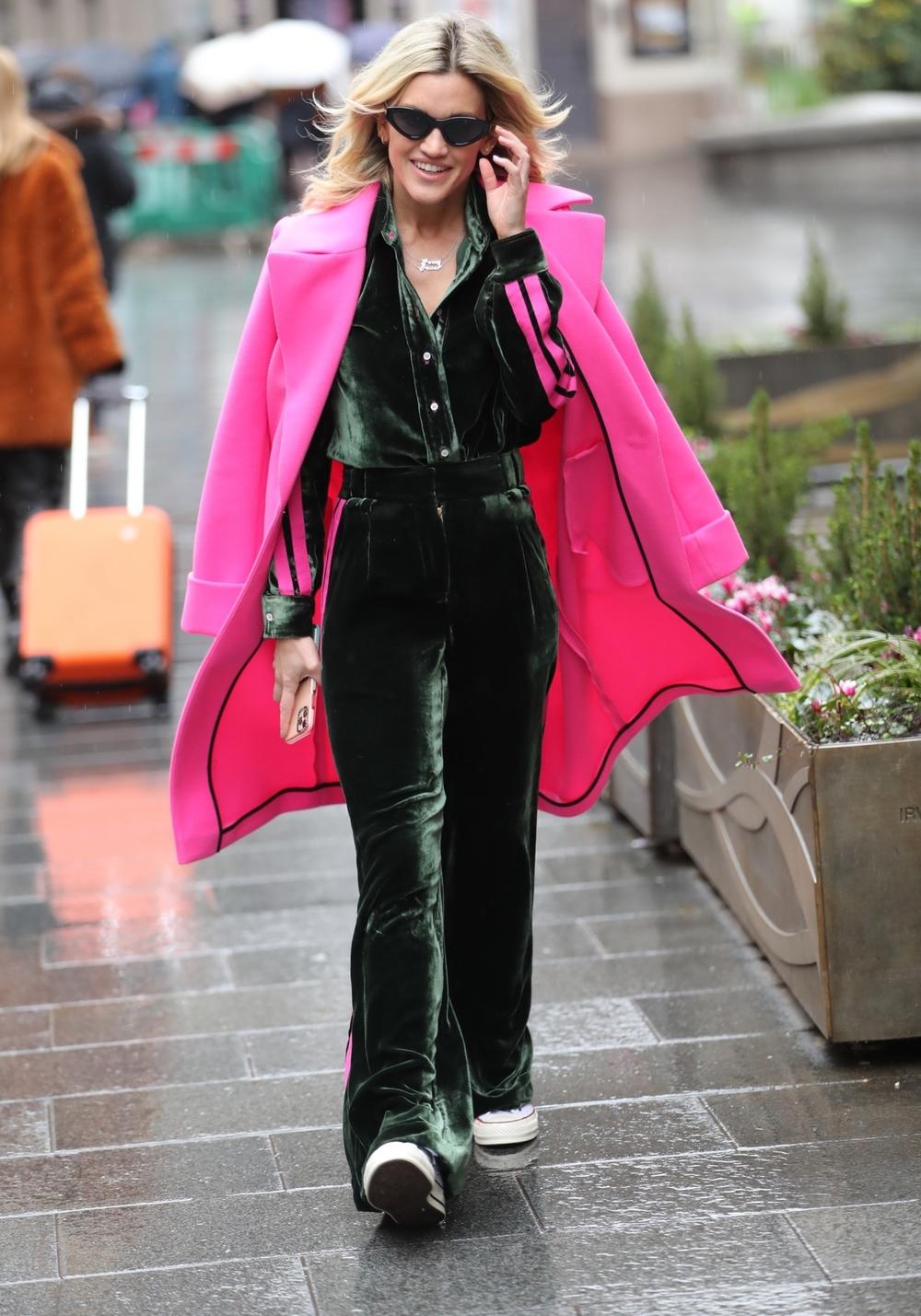 <p>Kraljica Leticija juče je oduševila modnu javnost kaputom u boji fuksije, ali daleko od toga da je prva slavna trendseterka koju smo videli u jesenjoj odeći ovako upečatljive boje</p>