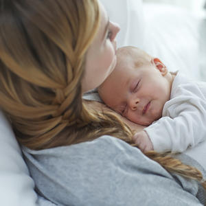 SUPRUŽNICI SU U VEČITOJ DILEMI KADA STIGNE NOVOROĐENČE: Na ovaj način odlučite da li beba treba da spava sa vama!