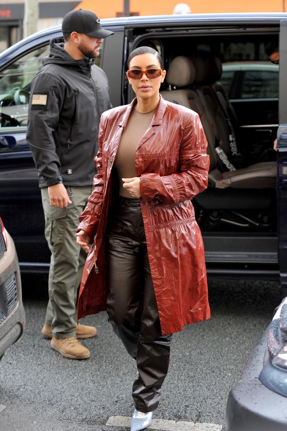 <p>Četrnaest godina kasnije, Kim Kardašijan je ta koja korača ispred Paris Hilton i nosi zlatnu torbu.</p>