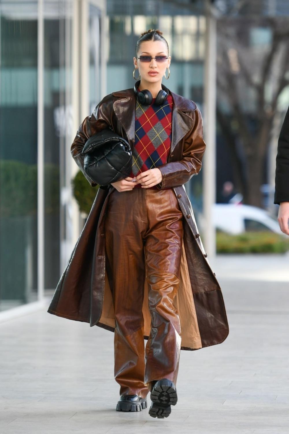 <p>Kožni kaputi jesu modni komad koji, jednostavno, nikad ne izlazi iz mode, a slavne trendseterke dobrano su se potrudile da to bude slučaj i ove sezone!</p>