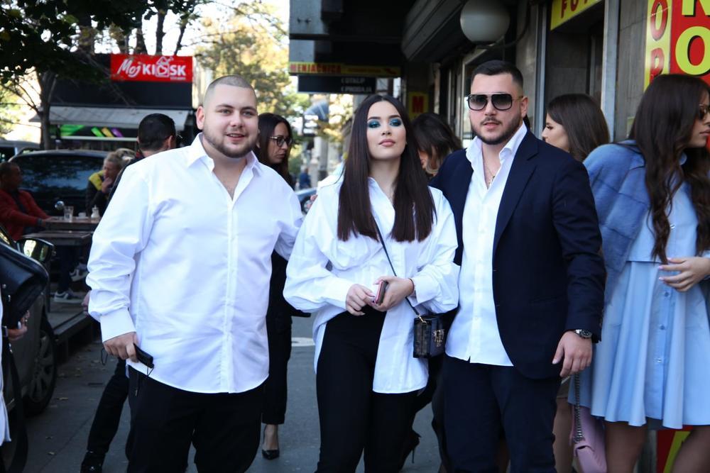 <p>Folker Radiša Trajković Đani danas ženi sina Miloša, i tom prilikom okupili su se najbliži kako bi prisustvovali opštinskom venčanju.</p>
