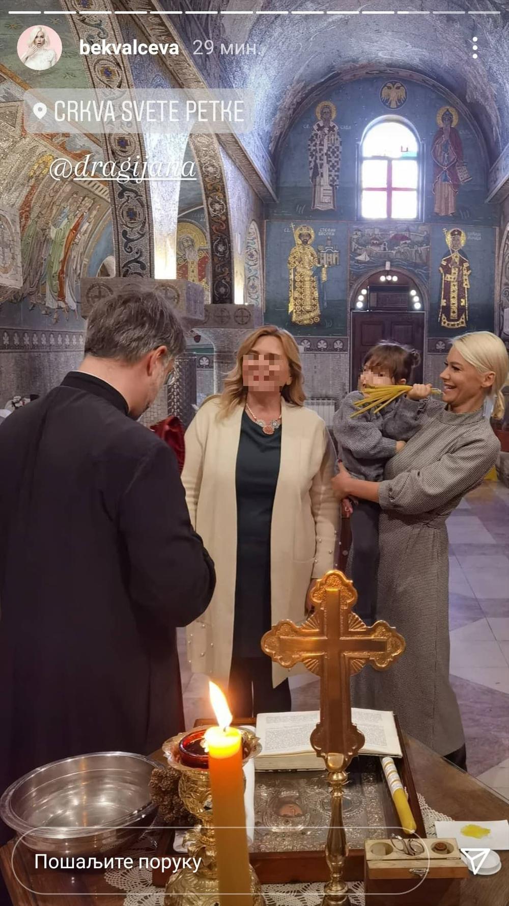 <p>Popularna pevačica danas je u Beogradu krstila mlađu ćerku</p>
