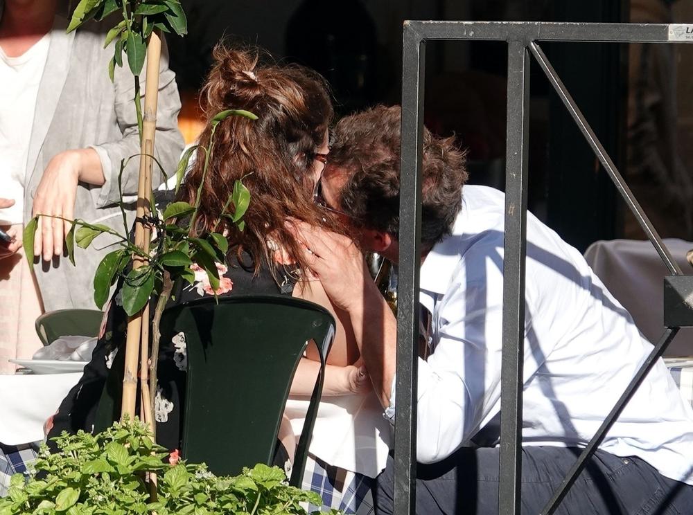 <p>Pre desetak dana, svetska javnost je šokirana fotografijama na kojima oženjeni glumac uživa u romantičnom vikendu u Rimu i razmenjuje nežnosti s 20 godina mlađom koleginicom.</p>