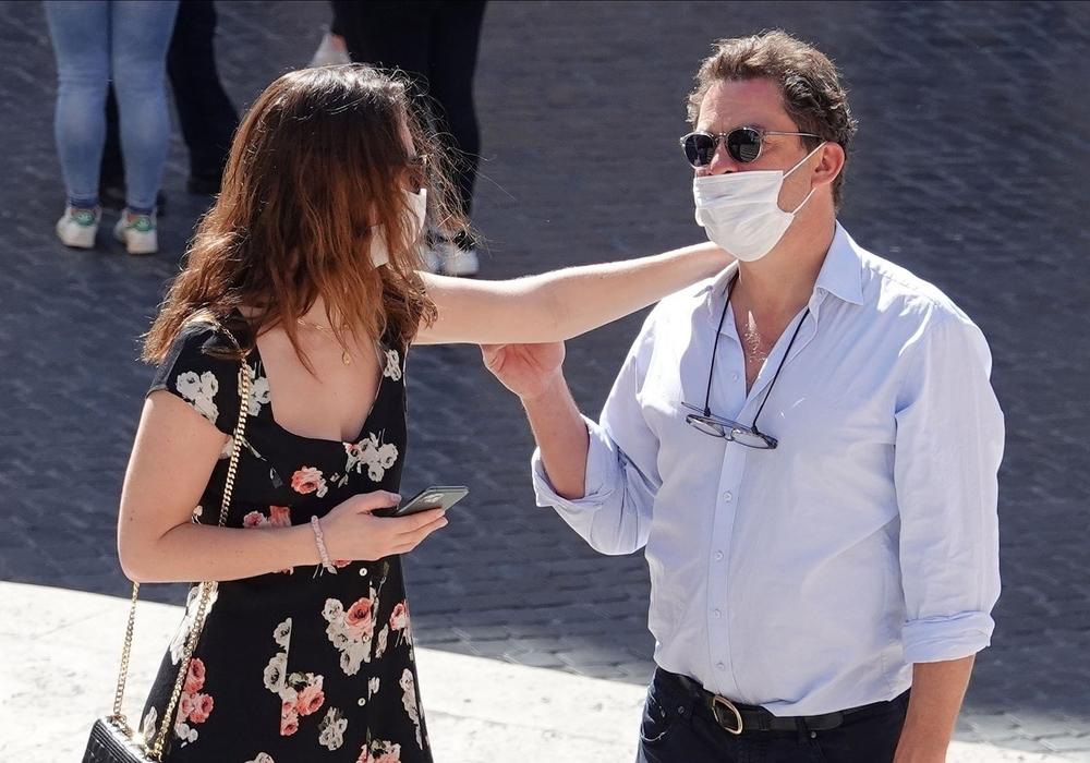 <p>Pre desetak dana, svetska javnost je šokirana fotografijama na kojima oženjeni glumac uživa u romantičnom vikendu u Rimu i razmenjuje nežnosti s 20 godina mlađom koleginicom.</p>