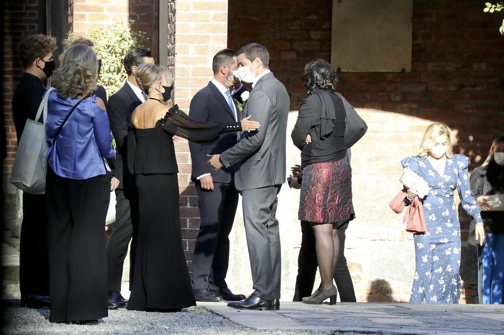 <p>Isplivale su fotografije sa raskošnog venčanje 31-godišnjeg Luiđija Berluskonija, koji je u Milanu stao na ludi kamen sa dugogodišnjom partnerkom Federikom</p>