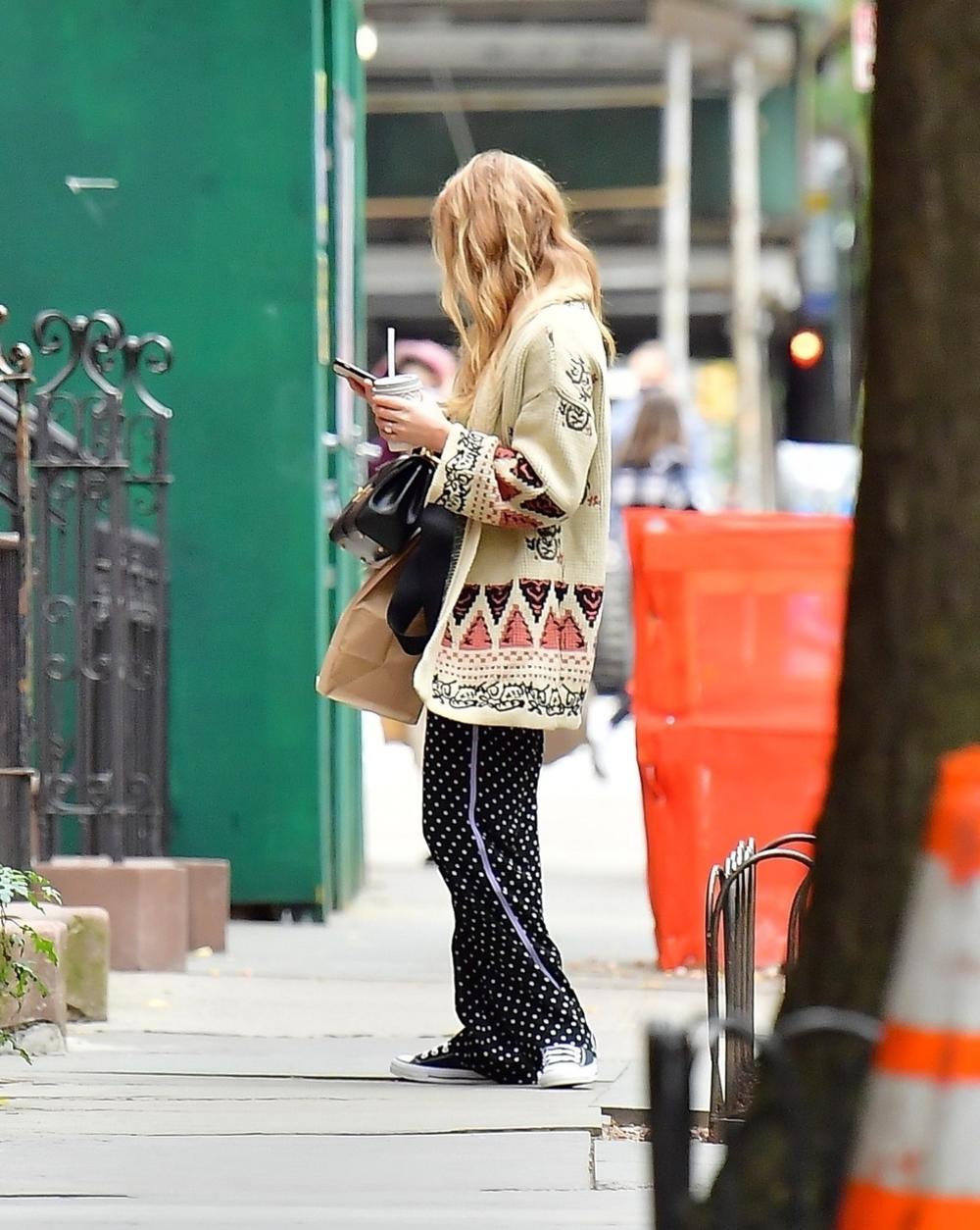 <p>Popularna glumica prošetala je njujorškim ulicama u vrlo interesantnom stajlingu</p>