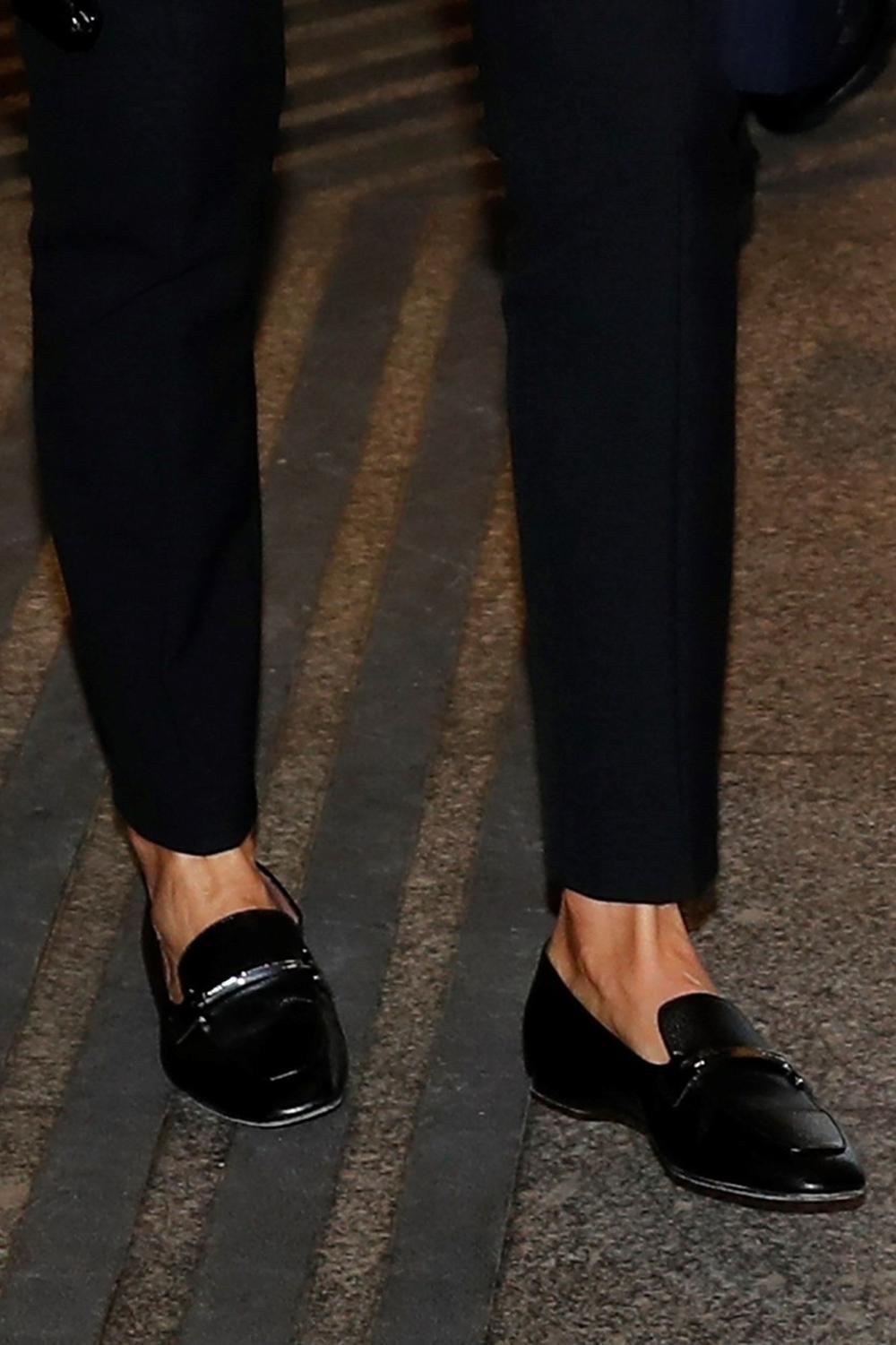 <p>Obična crna kombinacija začinjena efektnim sakoom — još jedan primer poslovnog stila kraljice Leticije</p>