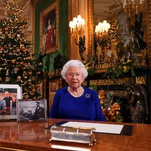 7 METARA RASKOŠI, 3000 SIJALICA I CRVENO ― NA RADOST: Ovako izgleda VELIČANSTVENA jelka britanske kraljevske porodice