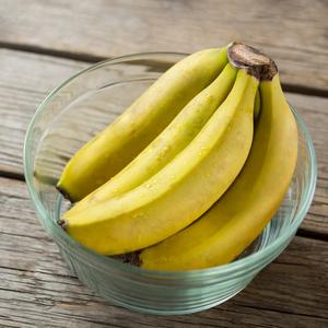 Treba vam jedna OBIČNA namirnica: Evo kako da PREZRELU bananu opet učinite žutom