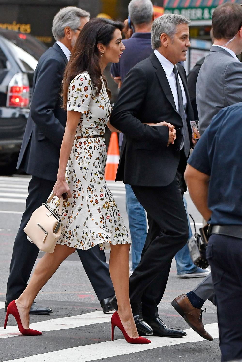 <p>Iako je čuvena advokatica i supruga glumca Džordža Klunija poznata po izvanrednim poslovnim autfitima, njena najveća strast su ručne torbe</p>