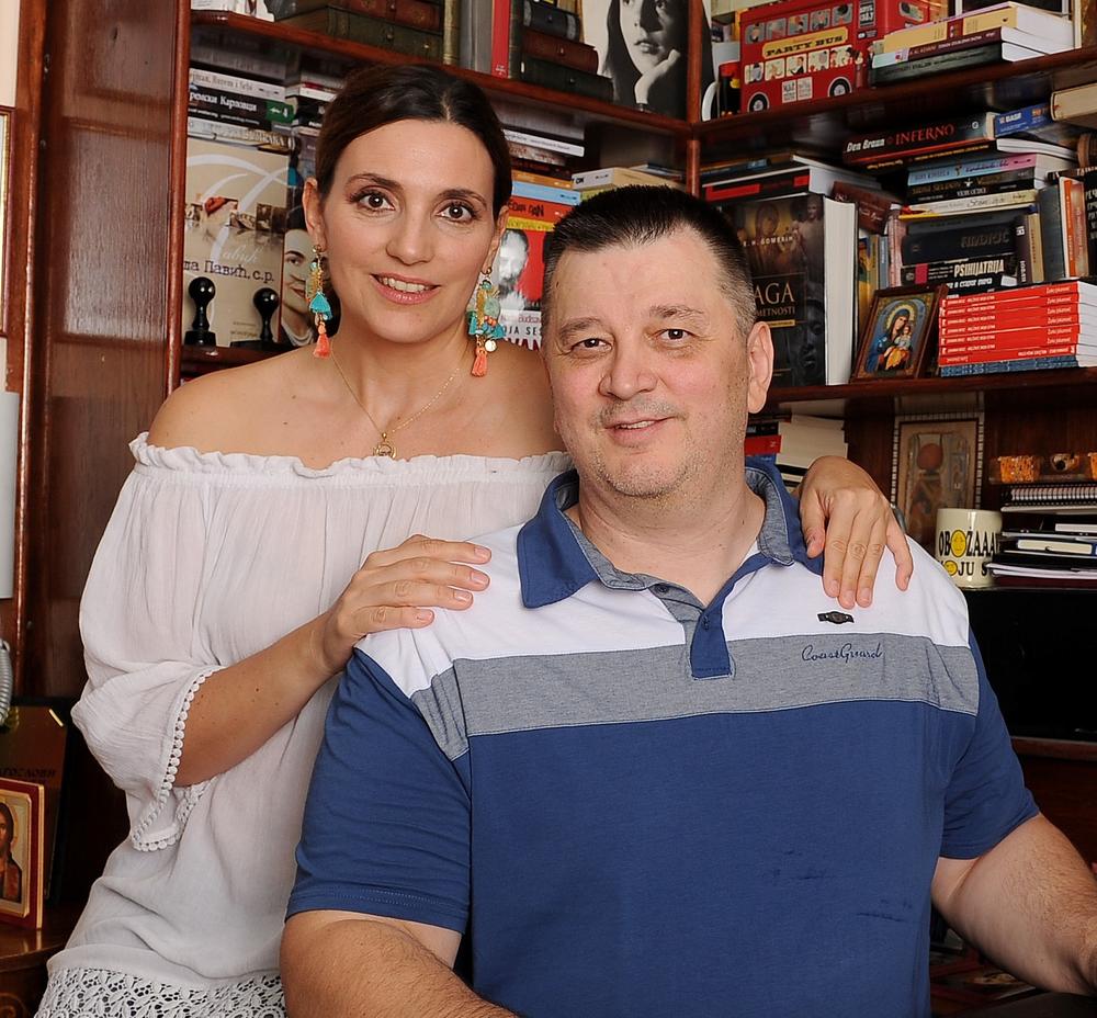 <p>Žarko Jokanović u svakoj prilici ističe koliko voli svoju suprugu Milicu, a retke su takve ljubai.</p>