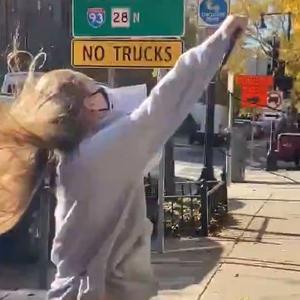 NIJE MOGLA DA SE OBUZDA: Oskarovka trčala ulicom u pidžami i vrištala od sreće! (VIDEO)