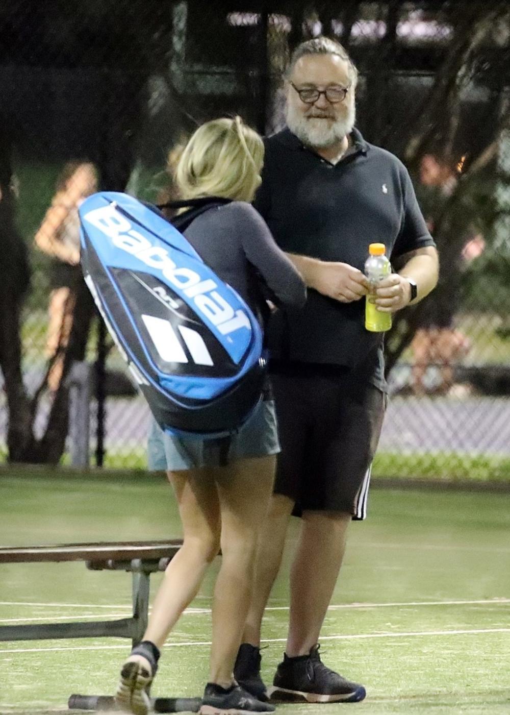 <p>Nekoliko se meseci šuškalo kako glumac Rasel Krou (56) ima novu devojku. Nagađanja su sada potvrdili popšto su ih uslikali na teniskom terenu kako se ljube.</p>