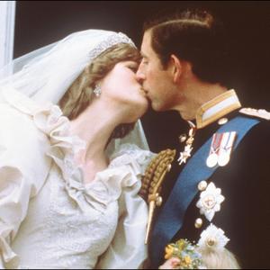 KAMILA U BELOM, PRINC GLEDA PRAVO U NJU: Najtužnija fotografija s venčanja princeze Dajane i Čarlsa i dalje izaziva BES
