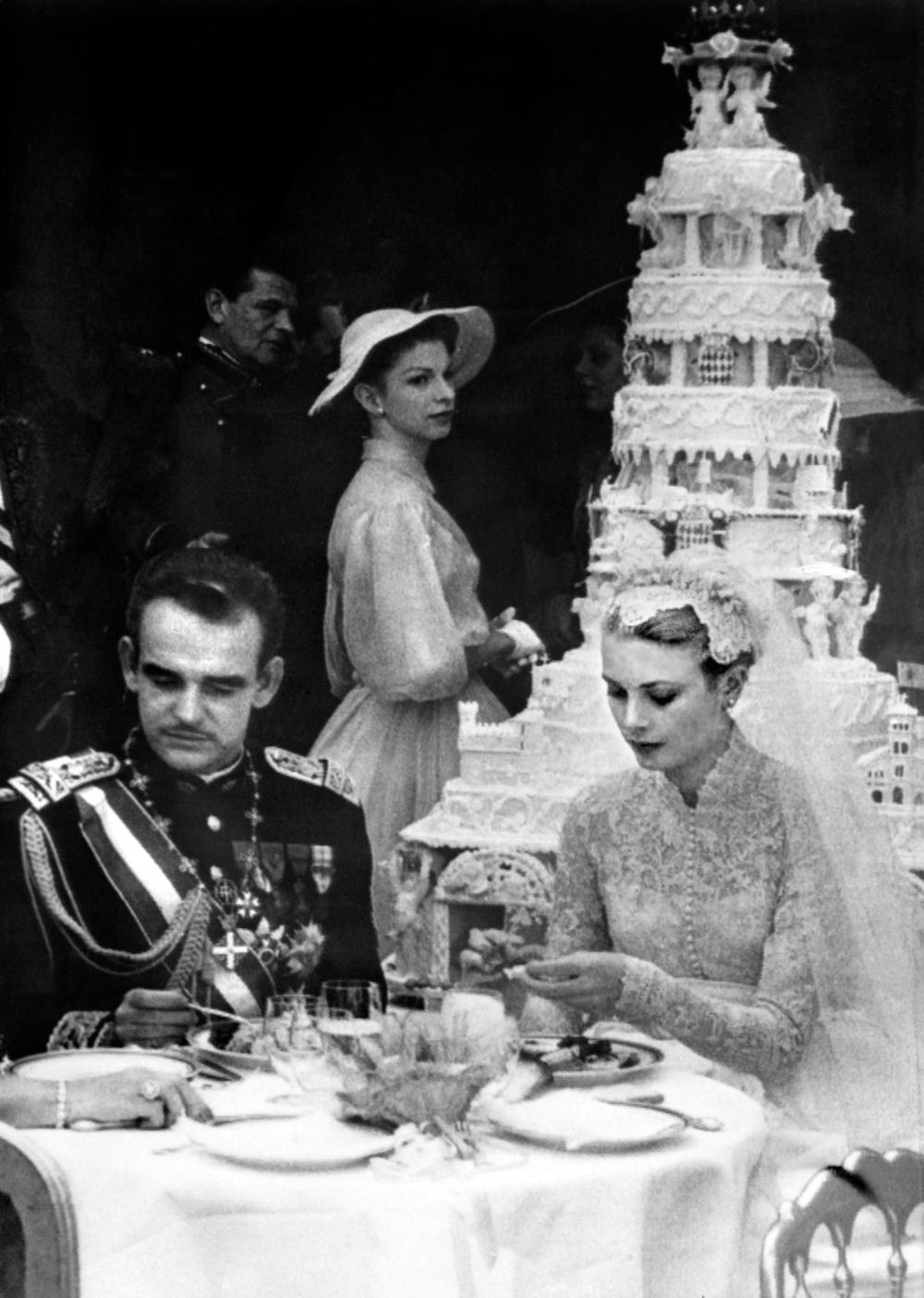 <p>Venčanica koju je Grejs Keli 1956. nosila na venčanju za princa Renijea III od Monaka je proglašena za najelegantniju u XX veku i pravo je remek-delo...</p>
