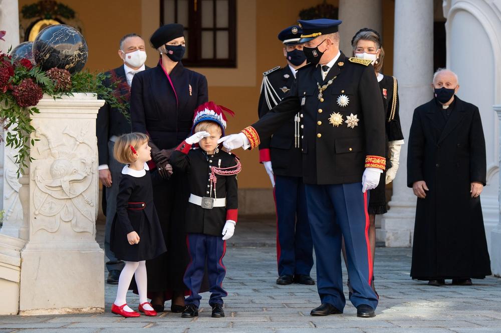 <p><b>Princ Albert i Šarlin od Monaka </b>sa decom, blizancima <strong>Gabrijelom Terezom Mari i Žakom Onorom Ranijeom</strong>, pojavili su se u javnosti kako bi obeležili Nacionalni dan Monaka.</p>