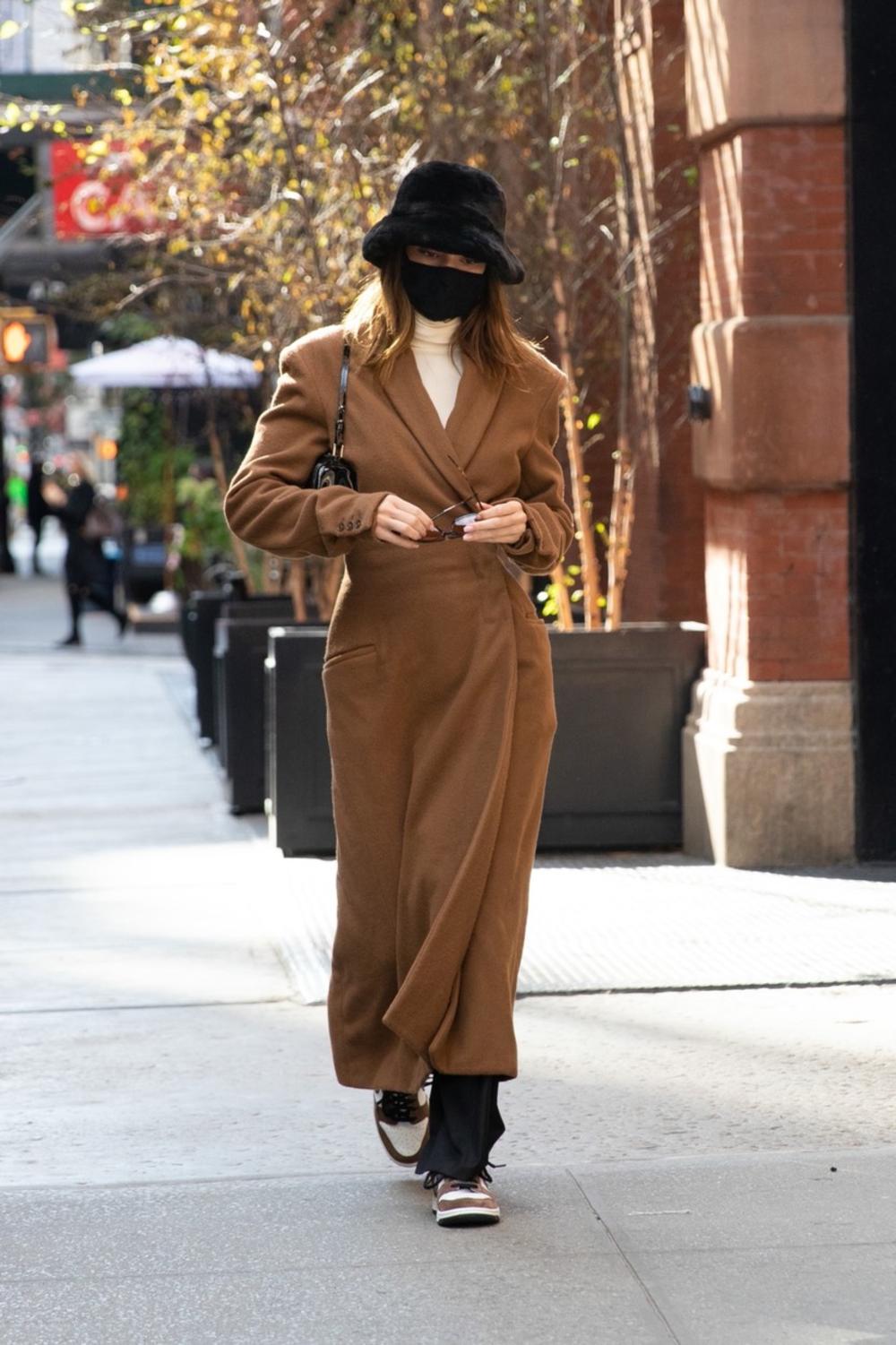 <p>Moderni kaput, crna kapa... Kendal Džener iznela je interesantan i šik stajling za jesenji dan u Njujorku</p>